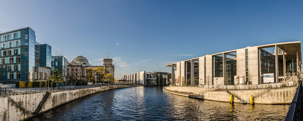 Berlin - Blick auf Reichstag, Spree und Paul Löbe Haus