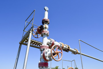 Oil well wellhead equipment. Hand valve with handwheel for opening and closing the flow line.