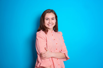 Obraz premium Beautiful smiling woman on color background