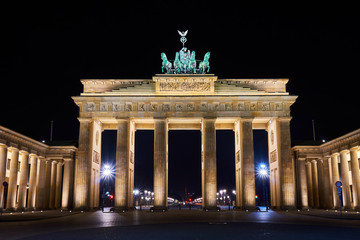 Obraz premium Brandenburger Tor (Brandenburg Gate) panorama, famous landmark in Berlin Germany at night
