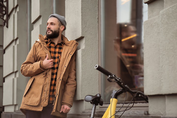 Obraz premium Attractive young hipster on city street