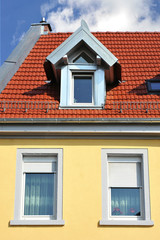 Ziegeldach und mit Metall verblendeten Dachgaube