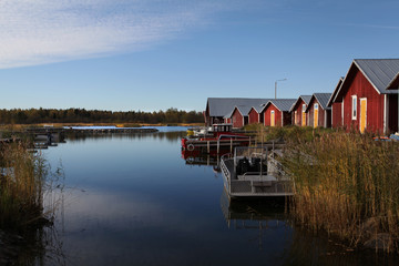 Obraz premium Red houses by the lake