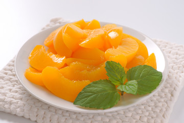 peeled and sliced peaches