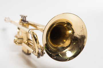 Obraz na płótnie Canvas Gold lacquer trumpet with mouthpiece isolated on white