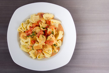 tortellinis pasta in tomato sauce