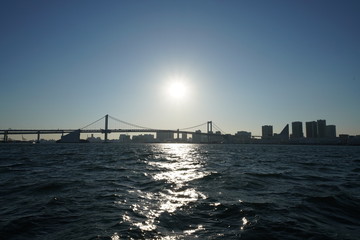 Obraz premium 日本の東京都市景観・逆光「東京港の海上に映る太陽光」