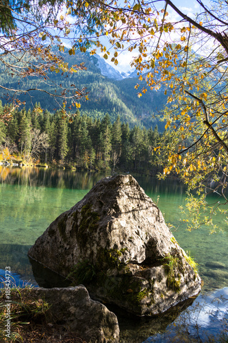 "Großer Stein Felsbrocken im Hintersee in Bayern Deutschland