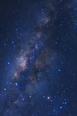 Obraz premium Galaktyka Drogi Mlecznej z gwiazdami i pyłem kosmicznym we wszechświecie, Fotografia długiego naświetlenia, ze zbożem.