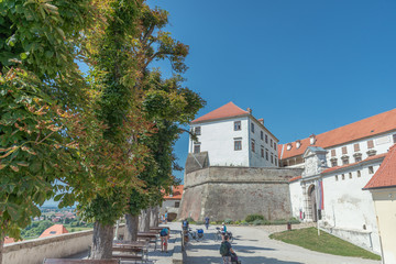 Zamek w Ptuj obok rzeki Drava