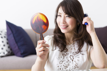 髪をとかすミドル女性