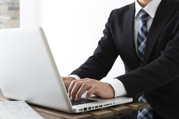 ノートパソコンを使う若いビジネスマン