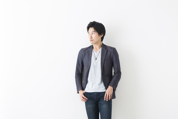 カジュアルな服装の男性