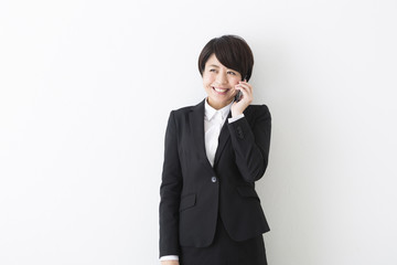 電話をするビジネスウーマン