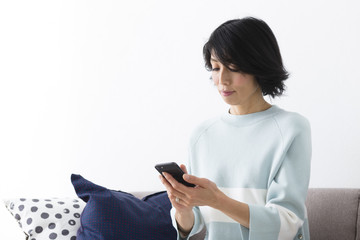 スマホを見るミドル女性