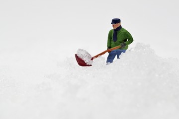 Fototapeta na wymiar 雪でかまくらを作る人