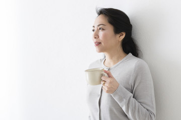 コーヒーを飲むミドル女性