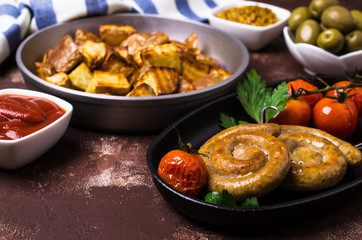 Round roast sausages with vegetables