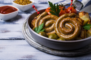 Round roast sausages with vegetables