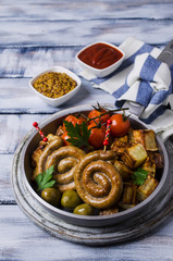 Round roast sausages with vegetables
