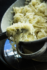 gekochtes Sauerkraut in einem antikem Sieb