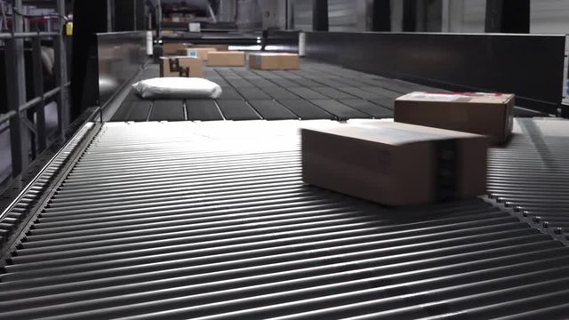 Huge amount of parcels bein transported on conveyor belts