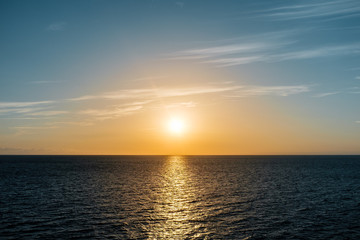 Fototapeta na wymiar Sonnenuntergang über dem Horizont auf dem Meer