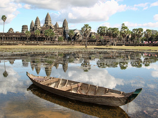 Fototapeta premium Boat and Angkor Wat
