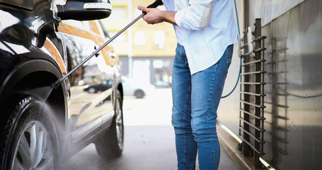 Manual car wash with pressurized water in car wash