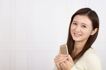 スマートフォンを持つ女性