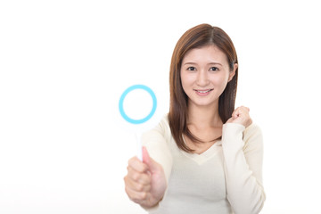 正解マークを持つ女性