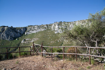 Sentiero sulla sponda sinistra verso i laghetti, Riserva Naturale Orientata Cavagrande del Cassibile, primavera, Sicilia 