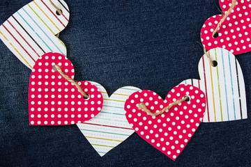 Obraz premium Garland of hearts on denim background. Background Valentine's Day.