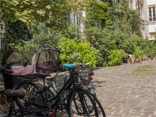 Fototapeta premium rue piétonne au centre de Paris 