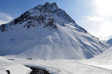 Fototapeta na wymiar montagnes de savoie, paysage d'hiver avec rivière, montagnes enneigées des Alpes, Valmeinier, France