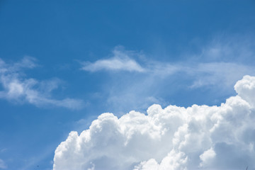 Obraz premium Blue sky and White cloud. clear blue sky with plain white cloud