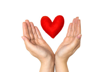 Fototapeta premium kobieta ręce trzymając rysunek serca wykonane z czerwonej tkaniny na białym tle