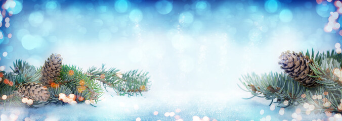 Fototapeta na wymiar Weihnachtshintergrund, Tanne mit Zapfen im Schnee vor Bokeh