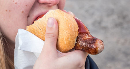 Frau isst Thüringer Rostbratwurst