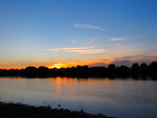 Obraz premium Colorfull sunset at the river bank