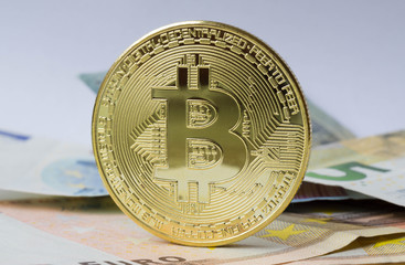 Bitcoin M&uuml;nze auf Euroscheinen