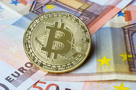 Bitcoin Münze auf Euroscheinen
