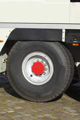 LKW-Reifen, rote Radkappe