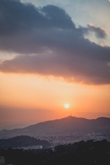 Horizonte con un sol y un cielo precioso