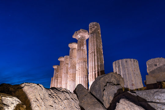 Tempio di Eracle al calar della sera. Parco archeologico della Valle dei Templi, Agrigento / Sicilia IT	