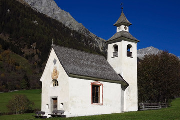 Fototapeta na wymiar Kirche im Antholzer Tal, Südtirol, Italien