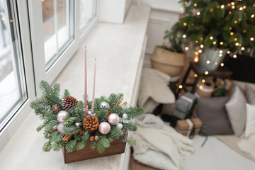 Obraz premium the finished version. Workshop of Christmas decor with their own hands. Christmas wooden box with fir branches for the holiday. The new year celebration. Master class on making decorative ornaments