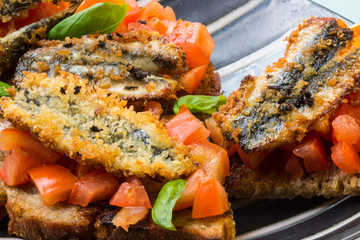 Bruscette mit frittierten Sardinenfilets