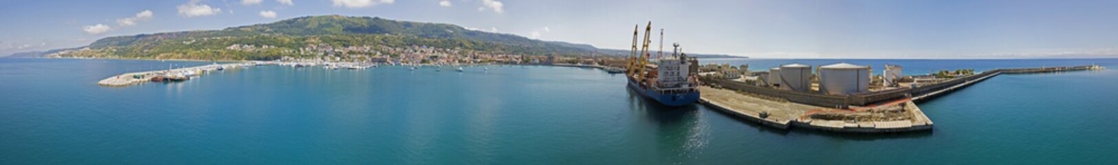 Naklejka premium Vista aerea del porto di Vibo Marina, molo faro e navi ormeggiate nel porto. Cisterne per carburanti
