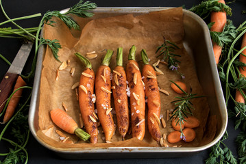 Auflaufform mit gegrillten Karotten und Gew&uuml;rzen